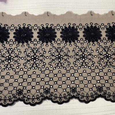 画像2: 【高品質な日本製】刺繍レース　カーキブラック　幅19.5cm　1ｍ　可愛いスカラと大胆な花柄