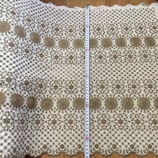 画像2: 【高品質な日本製】刺繍レース　ベージュ　幅52cm　1ｍ　可愛いスカラと大胆な花柄 (2)