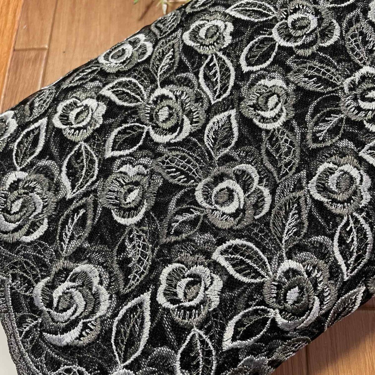 画像10: 【高品質な日本製】チュールレース ブラックシルバー 幅43cm 1m 透け感のある薔薇柄 (10)