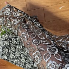画像9: 【高品質な日本製】チュールレース　ブラックシルバー　幅43cm　1ｍ　透け感のある薔薇柄 (9)