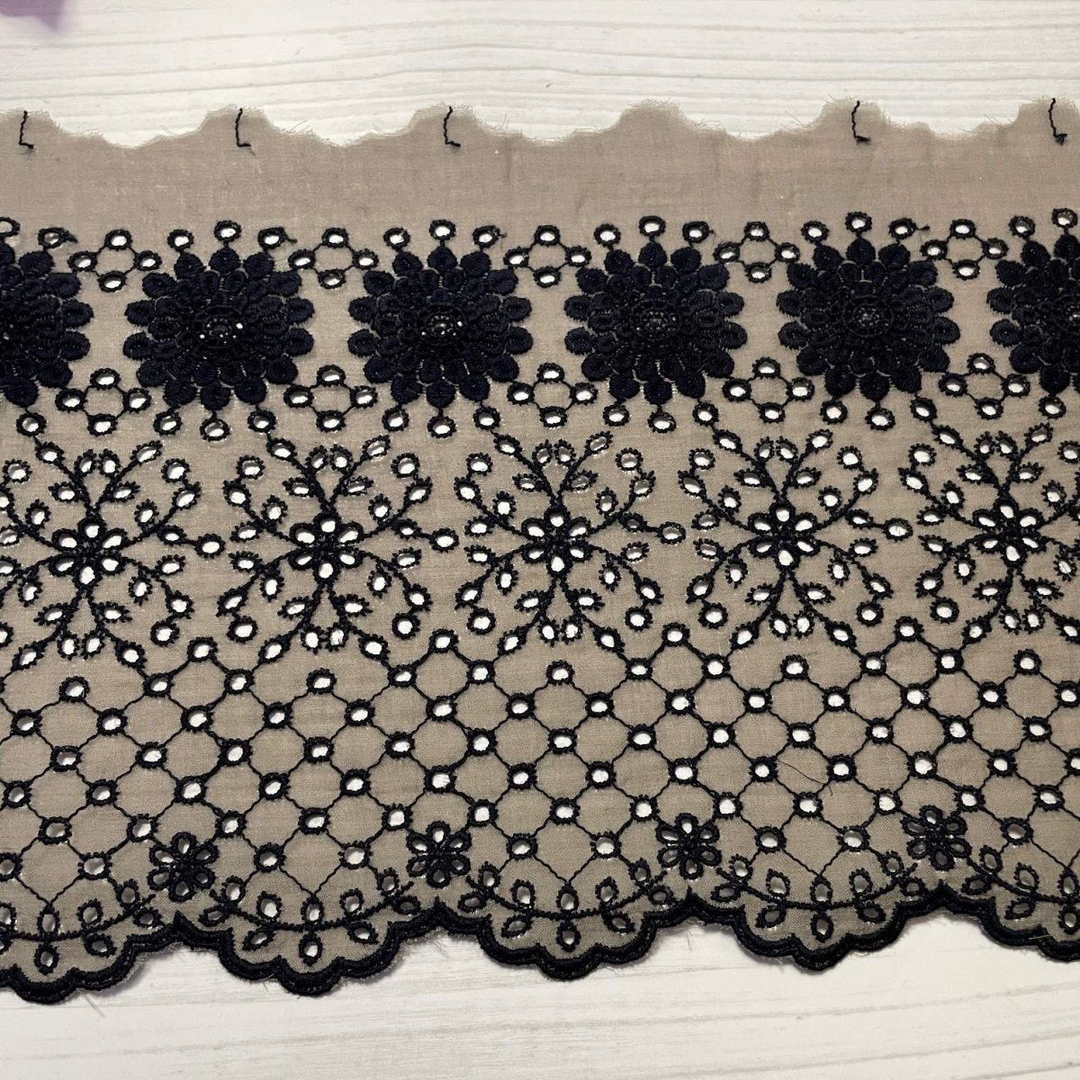 画像1: 【高品質な日本製】刺繍レース　カーキブラック　幅19.5cm　1ｍ　可愛いスカラと大胆な花柄 (1)
