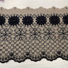 画像1: 【高品質な日本製】刺繍レース　カーキブラック　幅19.5cm　1ｍ　可愛いスカラと大胆な花柄 (1)