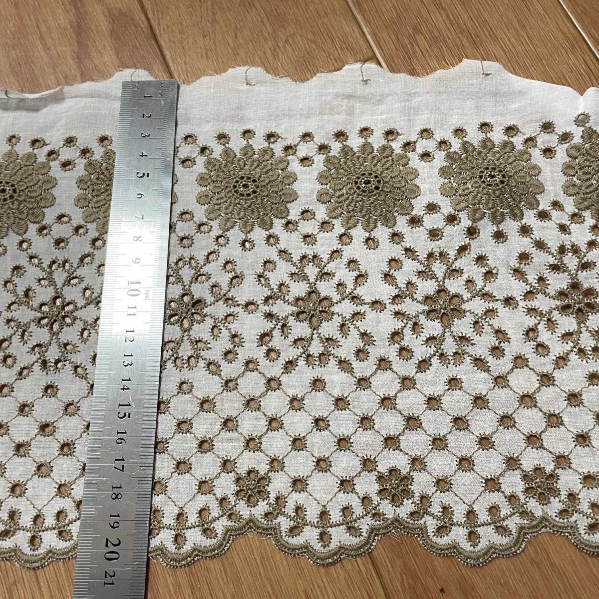 画像3: 【高品質な日本製】刺繍レース　ベージュ　幅20cm　1ｍ　可愛いスカラと大胆な花柄 (3)