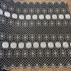 画像1: 【高品質な日本製】刺繍レース　ネイビーホワイト　幅52cm　1ｍ　可愛いスカラと大胆な花柄 (1)