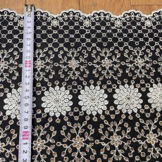 画像4: 【高品質な日本製】刺繍レース　ネイビーホワイト　幅52cm　1ｍ　可愛いスカラと大胆な花柄 (4)