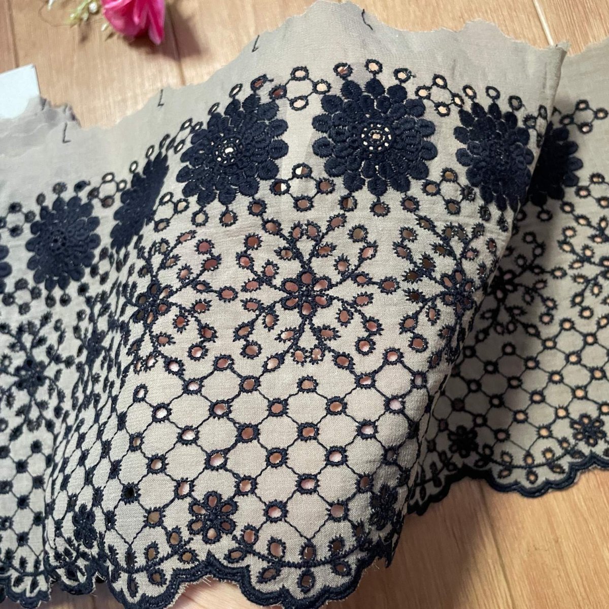 画像5: 【高品質な日本製】刺繍レース　カーキブラック　幅19.5cm　1ｍ　可愛いスカラと大胆な花柄 (5)