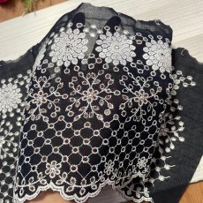 画像4: 【高品質な日本製】刺繍レース　ネイビーホワイト　幅19.5cm　1ｍ　可愛いスカラと大胆な花柄 (4)