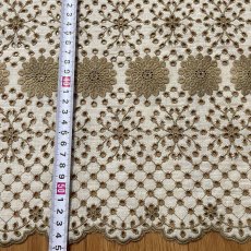 画像4: 【高品質な日本製】刺繍レース　ベージュ　幅52cm　1ｍ　可愛いスカラと大胆な花柄 (4)