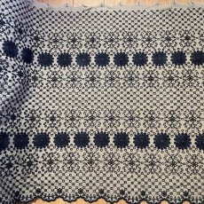 画像1: 【高品質な日本製】刺繍レース　カーキブラック　幅53cm　1ｍ　可愛いスカラと大胆な花柄 (1)