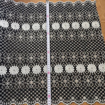 画像1: 【高品質な日本製】刺繍レース　ネイビーホワイト　幅52cm　1ｍ　可愛いスカラと大胆な花柄
