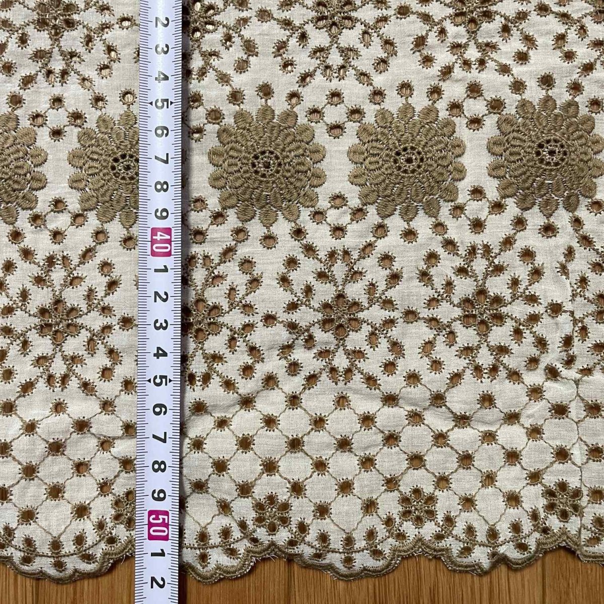 画像5: 【高品質な日本製】刺繍レース　ベージュ　幅52cm　1ｍ　可愛いスカラと大胆な花柄 (5)