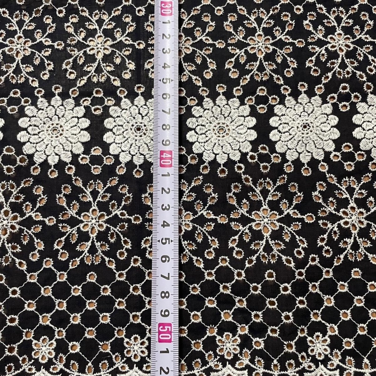 画像2: 【高品質な日本製】刺繍レース　ネイビーホワイト　幅52cm　1ｍ　可愛いスカラと大胆な花柄 (2)