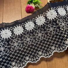 画像1: 【高品質な日本製】刺繍レース　ネイビーホワイト　幅19.5cm　1ｍ　可愛いスカラと大胆な花柄 (1)