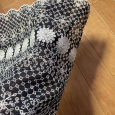 画像7: 【高品質な日本製】刺繍レース　ネイビーホワイト　幅52cm　1ｍ　可愛いスカラと大胆な花柄 (7)