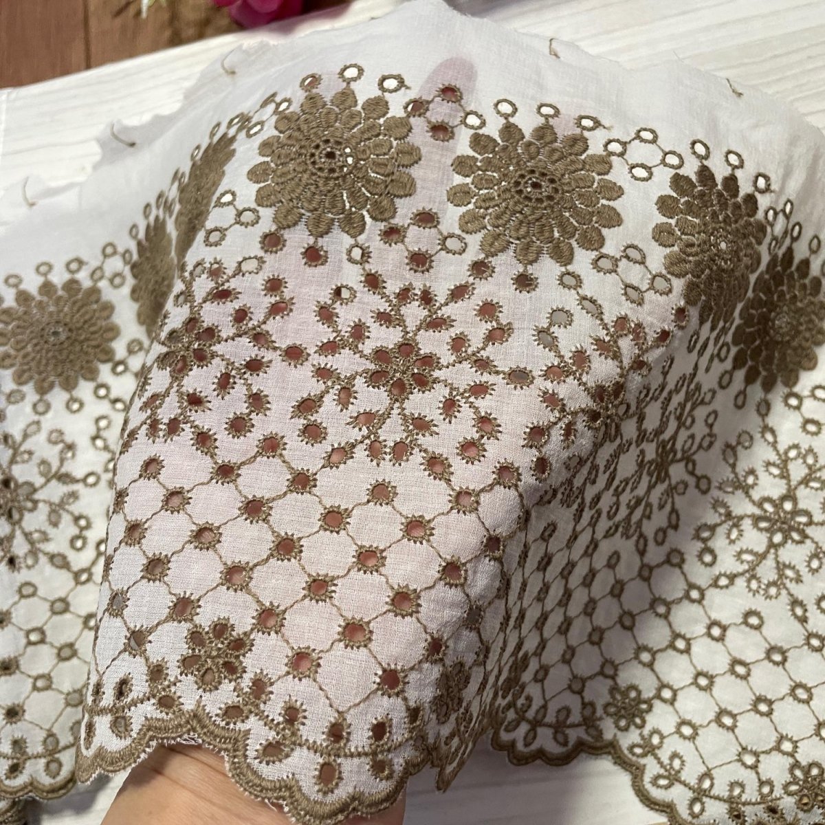 画像5: 【高品質な日本製】刺繍レース　ベージュ　幅20cm　1ｍ　可愛いスカラと大胆な花柄 (5)