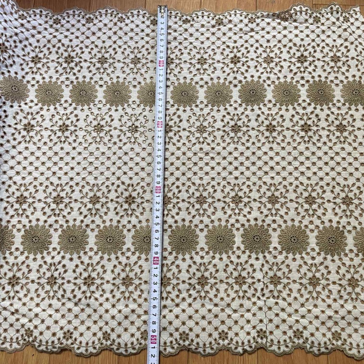 画像2: 【高品質な日本製】刺繍レース　ベージュ　幅52cm　1ｍ　可愛いスカラと大胆な花柄 (2)