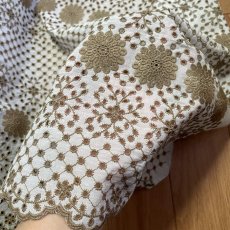 画像5: 【高品質な日本製】刺繍レース　ベージュ　幅52cm　1ｍ　可愛いスカラと大胆な花柄 (5)