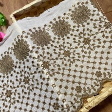 画像1: 【高品質な日本製】刺繍レース　ベージュ　幅20cm　1ｍ　可愛いスカラと大胆な花柄 (1)