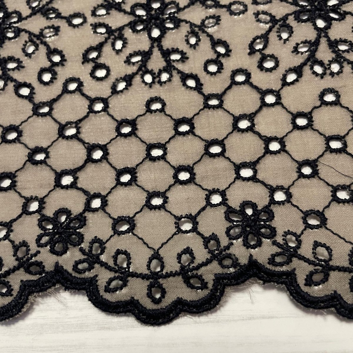 画像4: 【高品質な日本製】刺繍レース　カーキブラック　幅19.5cm　1ｍ　可愛いスカラと大胆な花柄 (4)