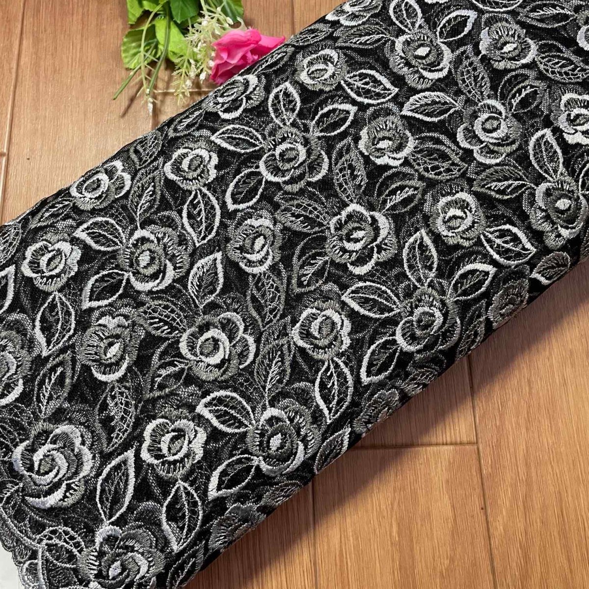 画像1: 【高品質な日本製】チュールレース　ブラックシルバー　幅43cm　1ｍ　透け感のある薔薇柄 (1)