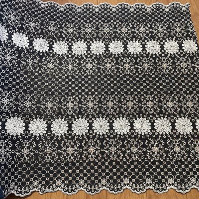 画像2: 【高品質な日本製】刺繍レース　ネイビーホワイト　幅52cm　1ｍ　可愛いスカラと大胆な花柄