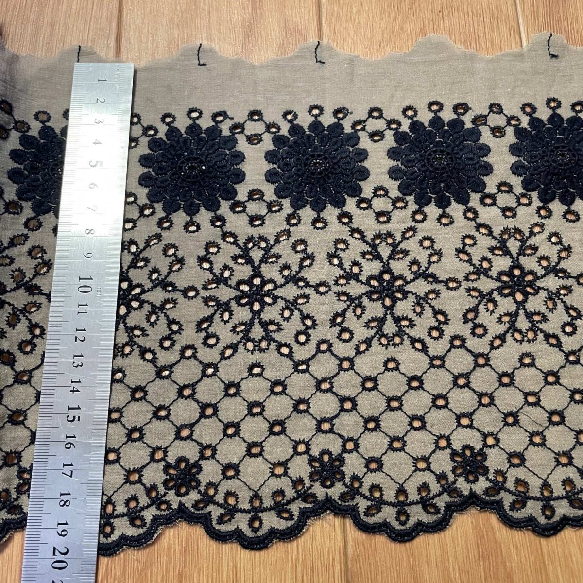 画像2: 【高品質な日本製】刺繍レース　カーキブラック　幅19.5cm　1ｍ　可愛いスカラと大胆な花柄 (2)
