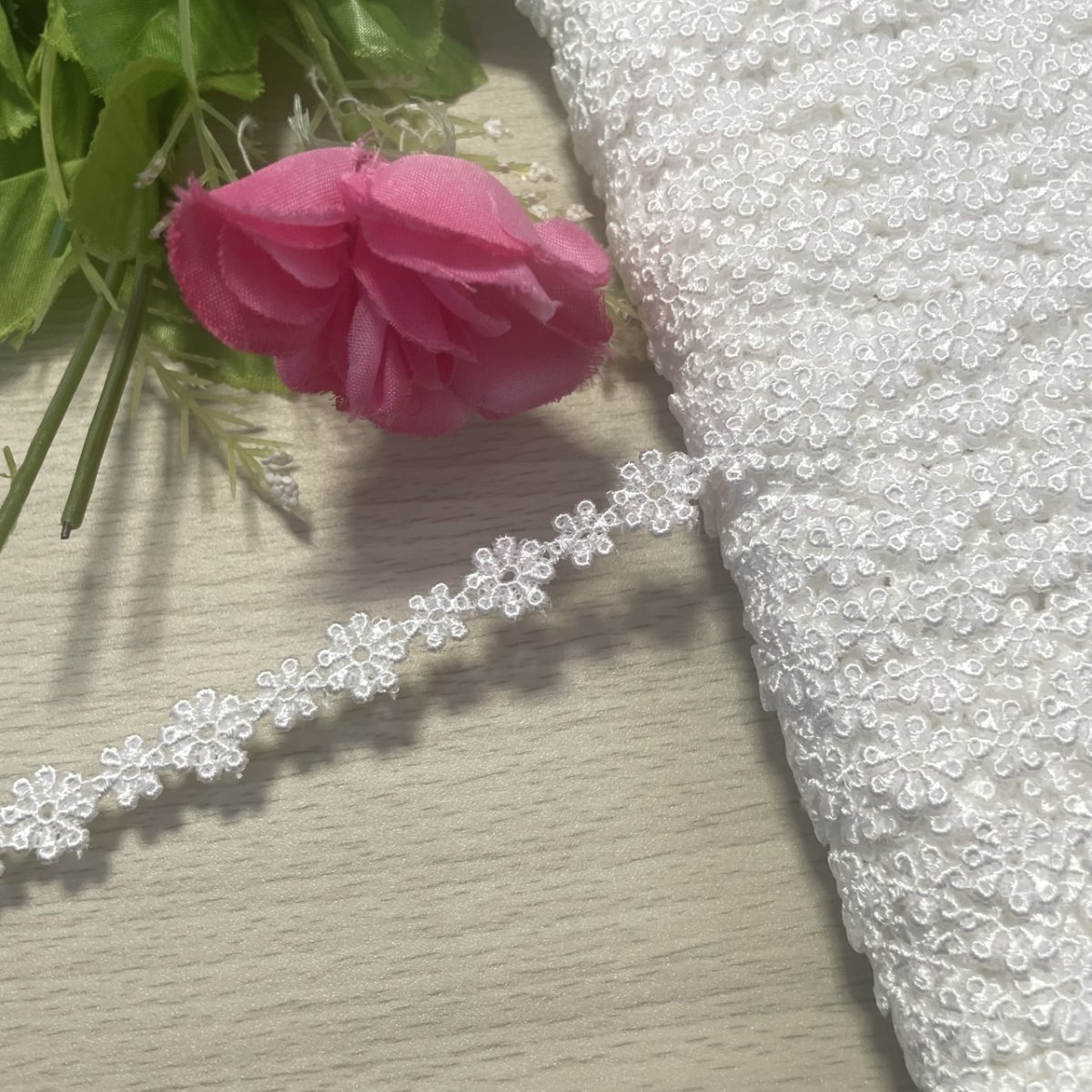 画像3: 【高品質な日本製】ケミカルレース　オフホワイト幅1.1cm大小のお花柄　3m (3)