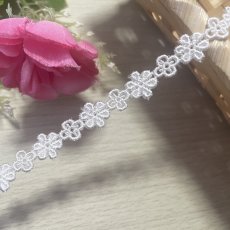 画像1: 【日本製】ケミカルレース　オフホワイト　幅1.1cm　大小の小花柄　 3m (1)