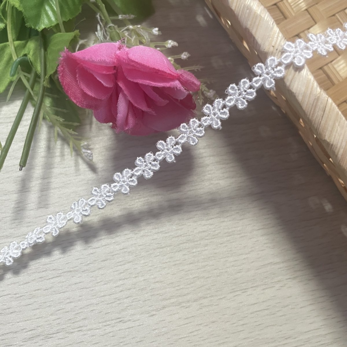 画像2: 【日本製】ケミカルレース　オフホワイト　幅0.9cm小さなお花　３ｍ巻 (2)