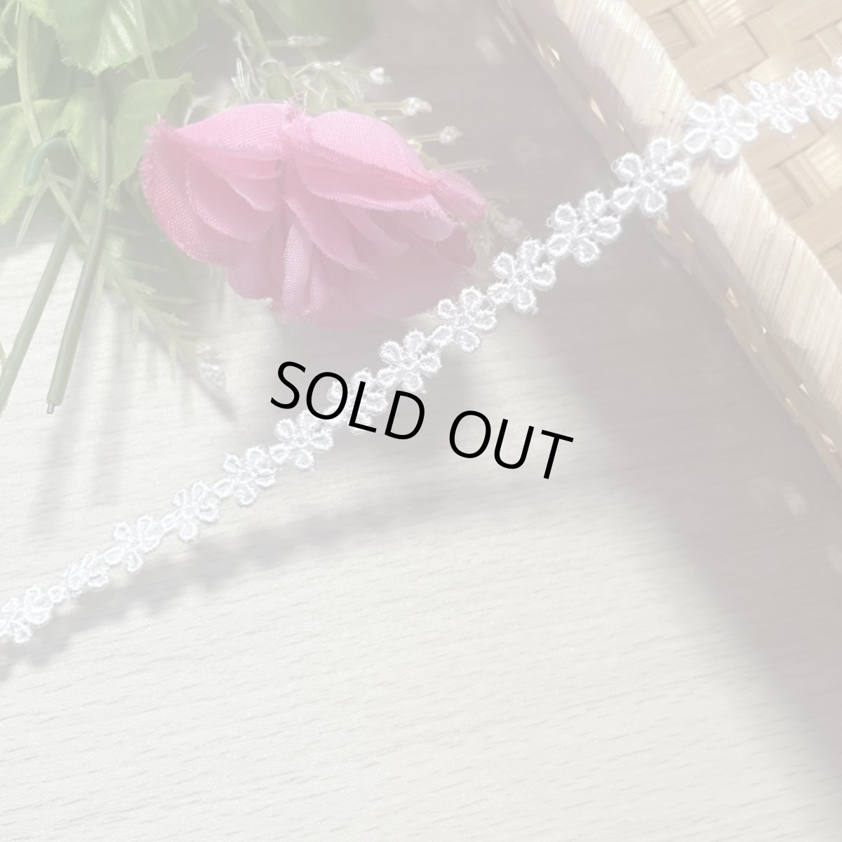 画像2: 【日本製】ケミカルレース　オフホワイト　幅0.9cm小さなお花　３ｍ巻 (2)