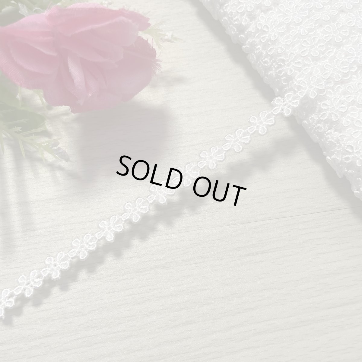 画像1: 【日本製】ケミカルレース　オフホワイト　幅0.9cm小さなお花　３ｍ巻 (1)