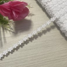画像1: 【日本製】ケミカルレース　オフホワイト　幅0.9cm小さなお花　３ｍ巻 (1)