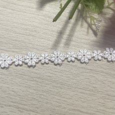画像4: 【高品質な日本製】ケミカルレース　オフホワイト幅1.1cm大小のお花柄　3m (4)