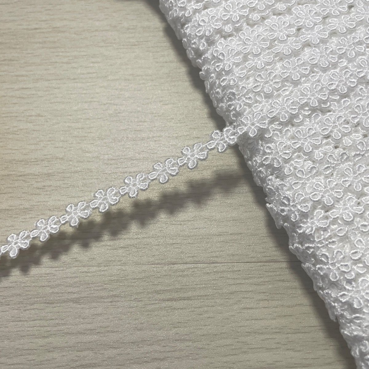 画像9: 【日本製】ケミカルレース　オフホワイト　幅0.9cm小さなお花　３ｍ巻 (9)