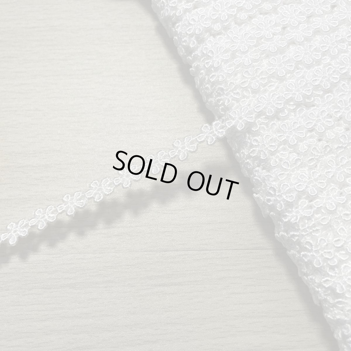 画像9: 【日本製】ケミカルレース　オフホワイト　幅0.9cm小さなお花　３ｍ巻 (9)