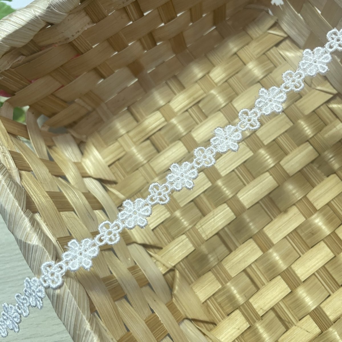 画像3: 【日本製】ケミカルレース　オフホワイト　幅1.1cm　大小の小花柄　 3m (3)