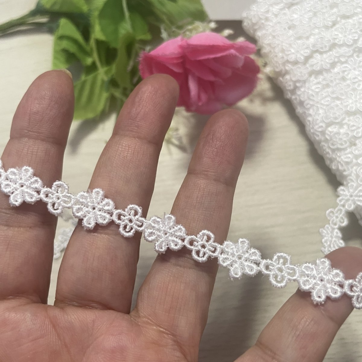 画像4: 【日本製】ケミカルレース　オフホワイト　幅1.1cm　大小の小花柄　 3m (4)