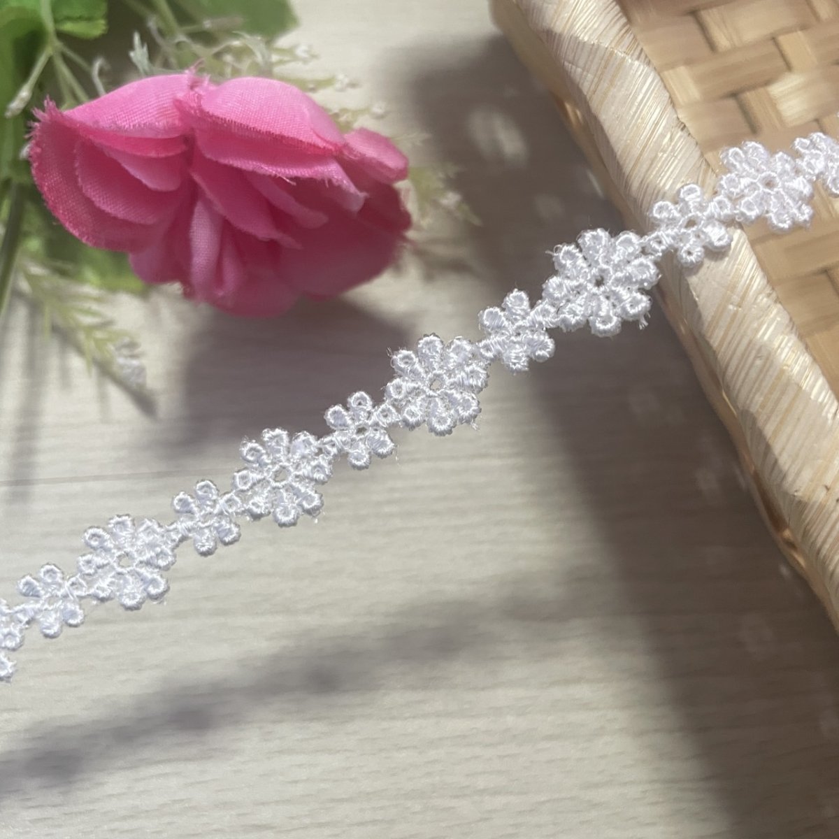 画像2: 【高品質な日本製】ケミカルレース　オフホワイト幅1.1cm大小のお花柄　3m (2)