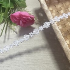 画像1: 【高品質な日本製】ケミカルレース　オフホワイト幅1.1cm大小のお花柄　3m (1)