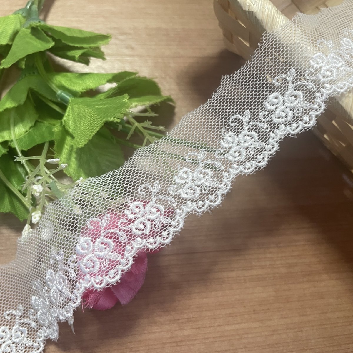 画像1: 【美しい日本製】チュールレース　オフホワイト　幅3.2cm　キュートな薔薇柄　3ｍ巻！ (1)
