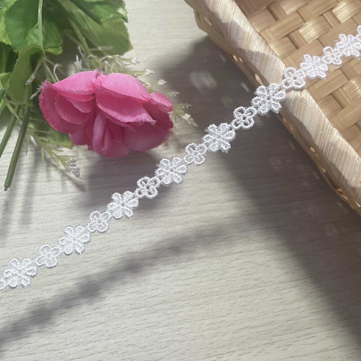 画像2: 【日本製】ケミカルレース　オフホワイト　幅1.1cm　大小の小花柄　 3m (2)