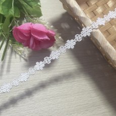 画像2: 【日本製】ケミカルレース　オフホワイト　幅1.1cm　大小の小花柄　 3m (2)