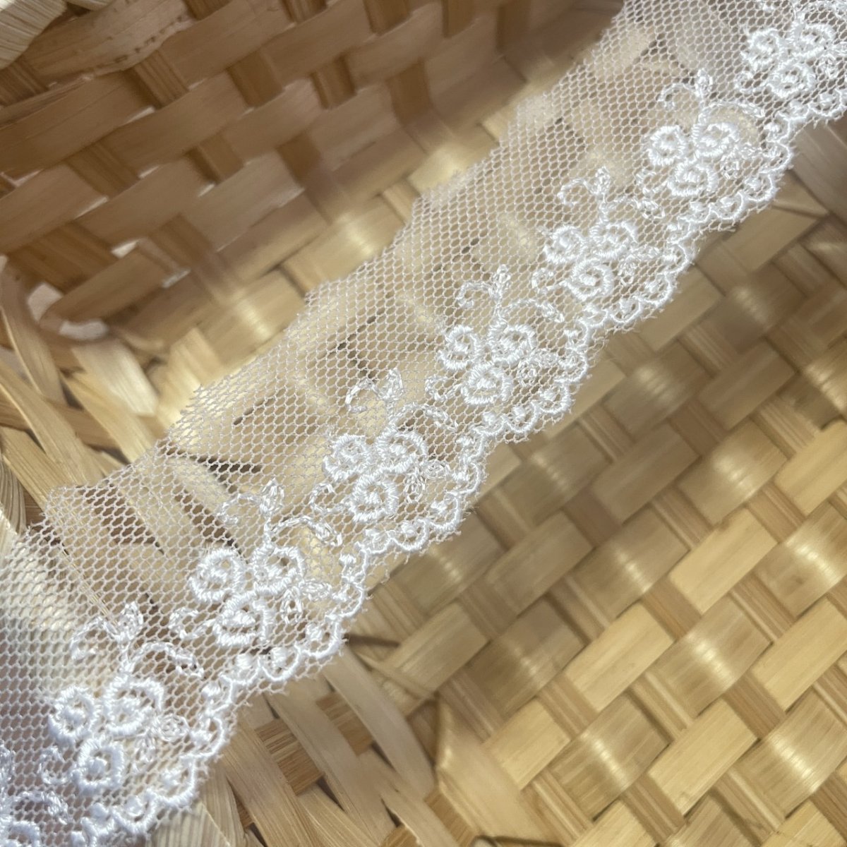 画像3: 【美しい日本製】チュールレース　オフホワイト　幅3.2cm　キュートな薔薇柄　3ｍ巻！ (3)