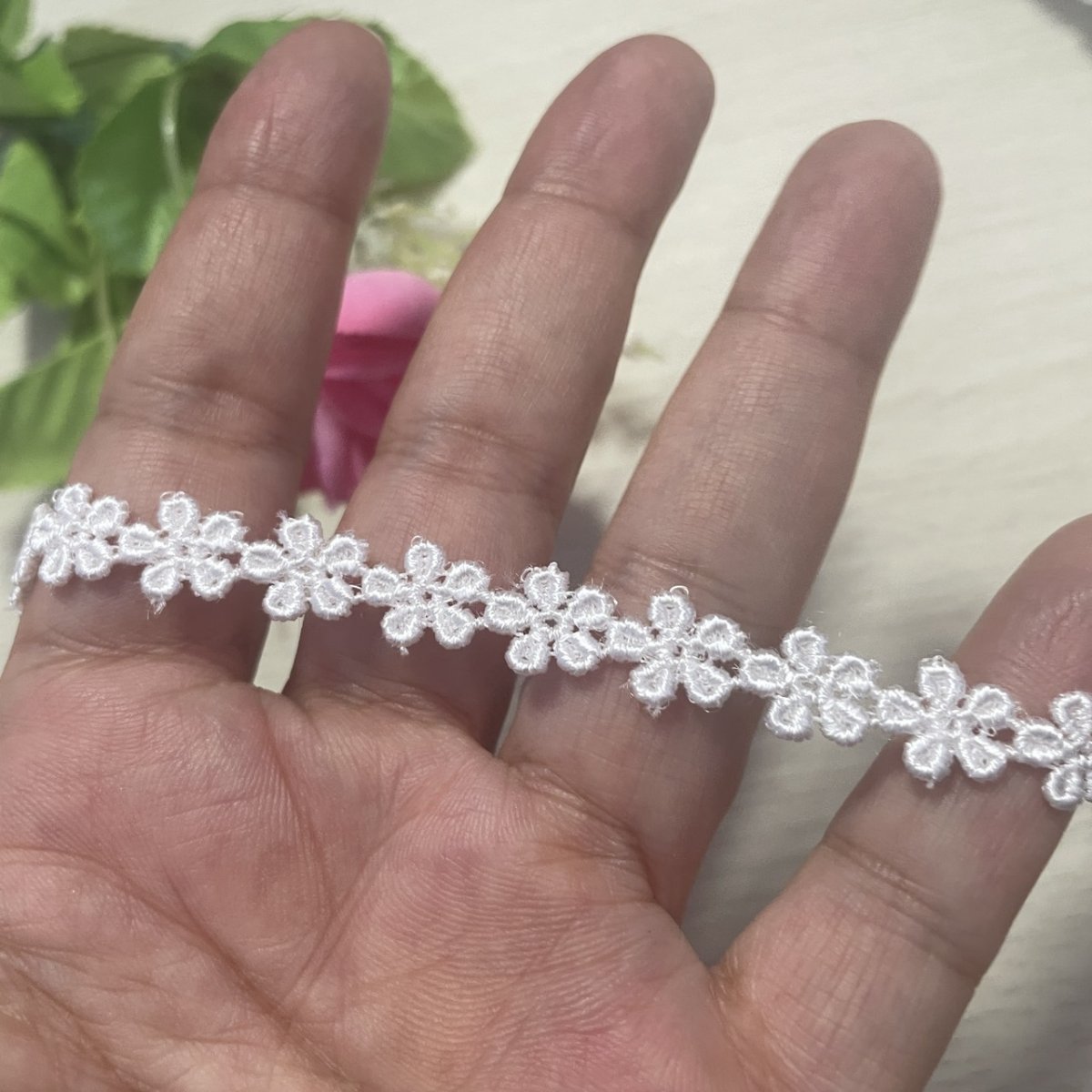 画像8: 【日本製】ケミカルレース　オフホワイト　幅0.9cm小さなお花　３ｍ巻 (8)