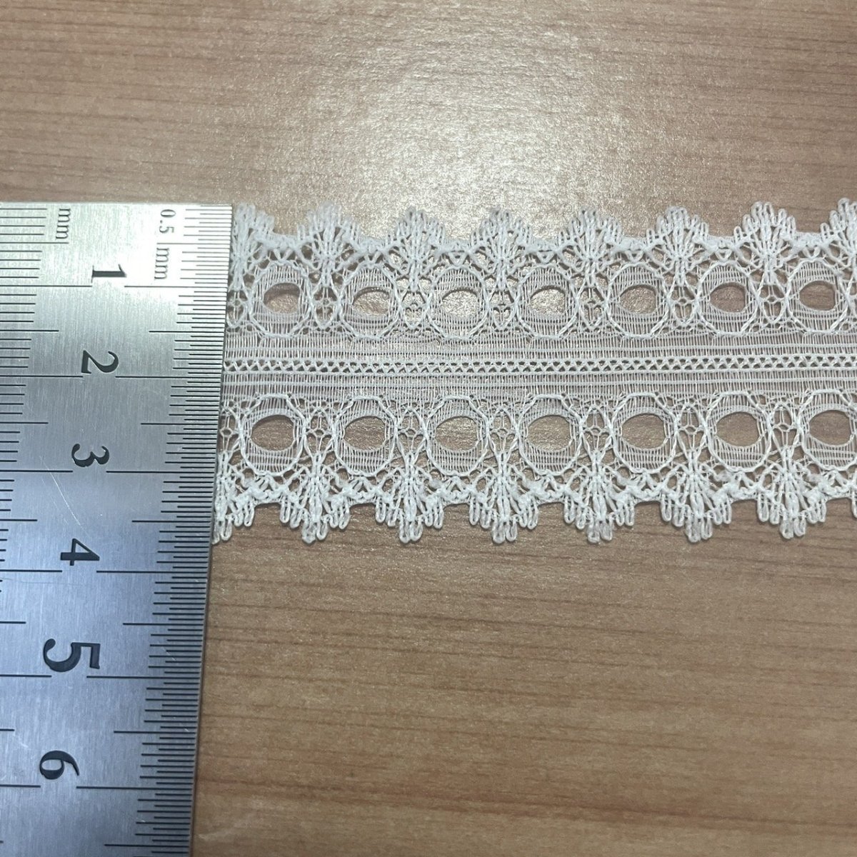 画像2: 【繊細な日本製】ラッセルレース　オフホワイト　幅3.7cm大人気リボン通し両山レース　5ｍ (2)