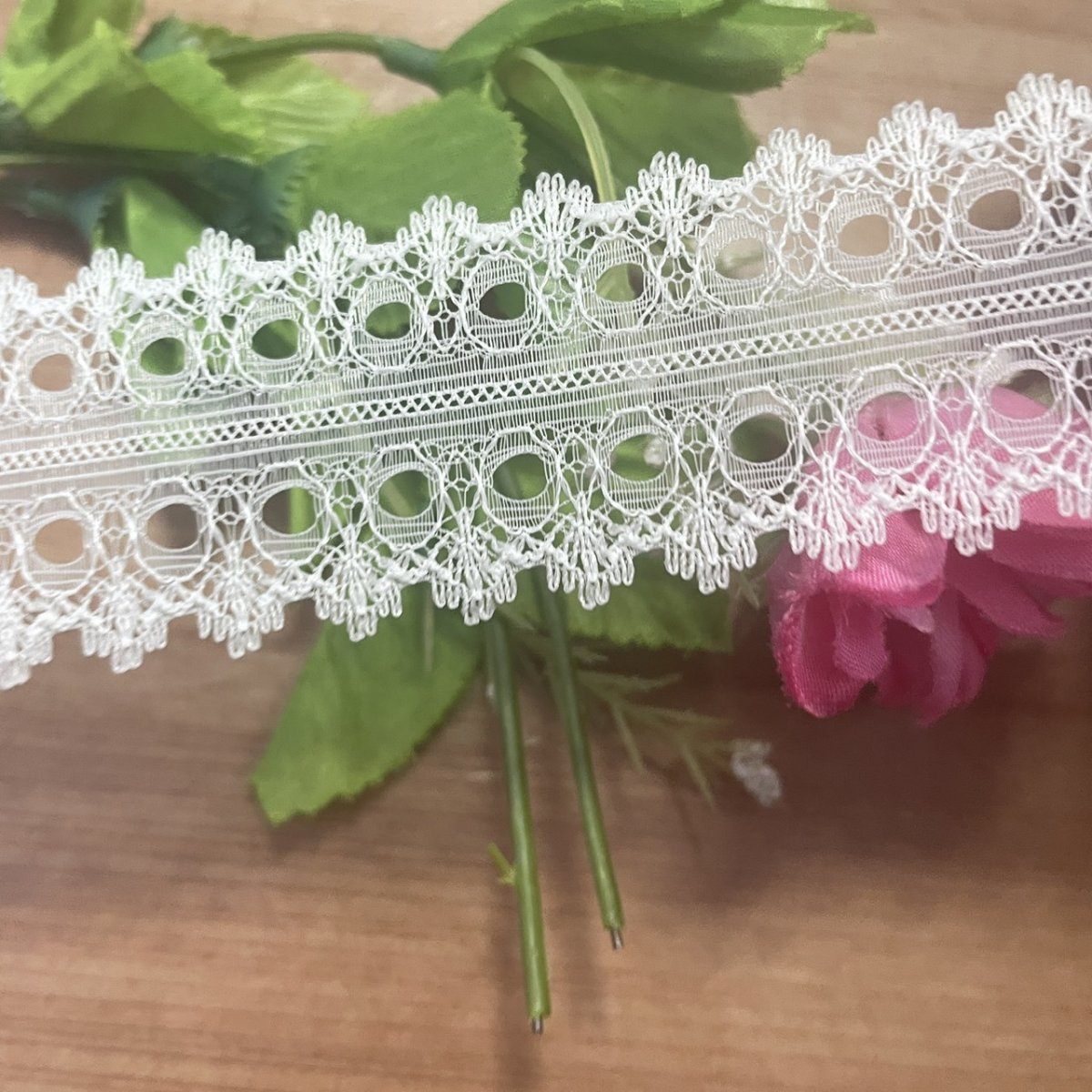 画像5: 【繊細な日本製】ラッセルレース　オフホワイト　幅3.7cm大人気リボン通し両山レース　5ｍ (5)