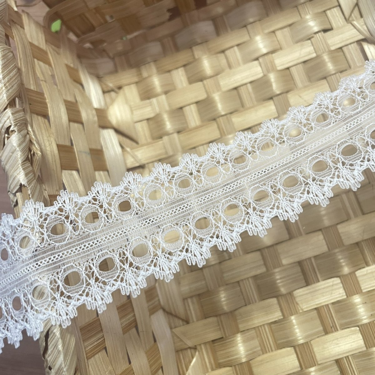 画像4: 【繊細な日本製】ラッセルレース　オフホワイト　幅3.7cm大人気リボン通し両山レース　5ｍ (4)
