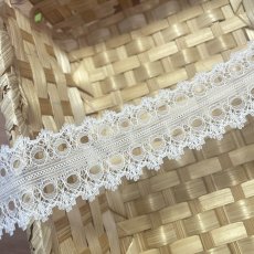 画像4: 【繊細な日本製】ラッセルレース　オフホワイト　幅3.7cm大人気リボン通し両山レース　5ｍ (4)