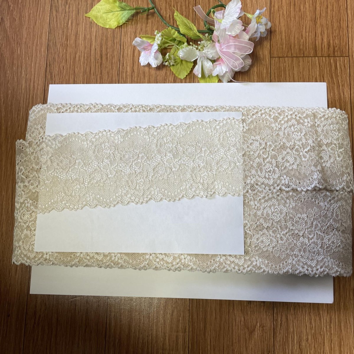画像1: 【高品質な日本製】ラッセルストレッチレース　スキンベージュ　180ｍ！幅8.2ｃｍ薔薇柄　 (1)