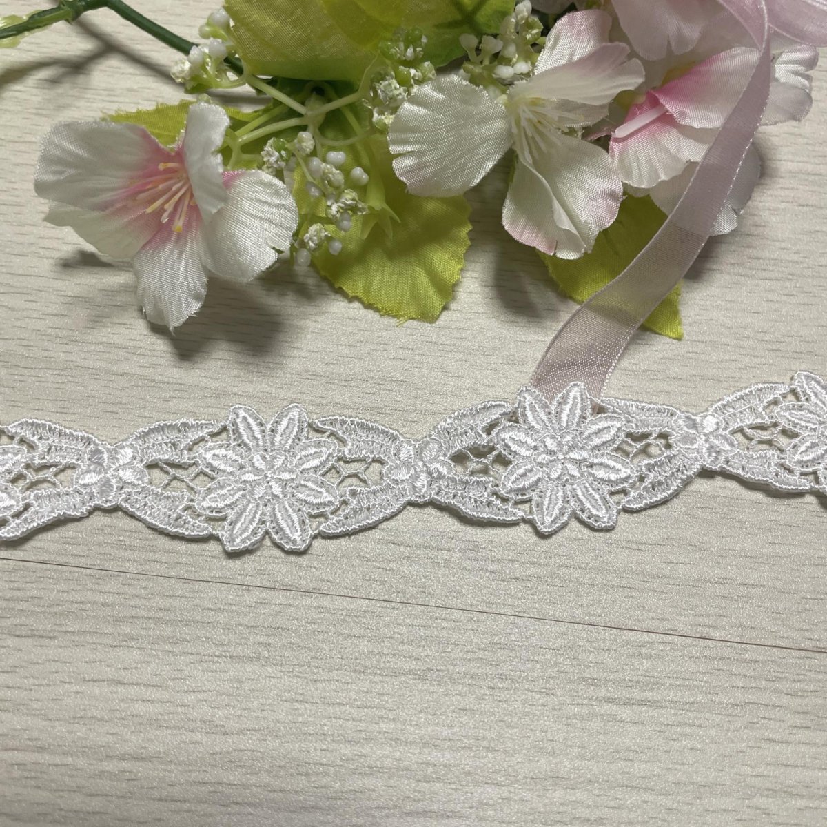 画像1: 【日本製】３ｍ巻！幅2.7cmお花とリボンのかわいいケミカルレース　オフホワイト (1)